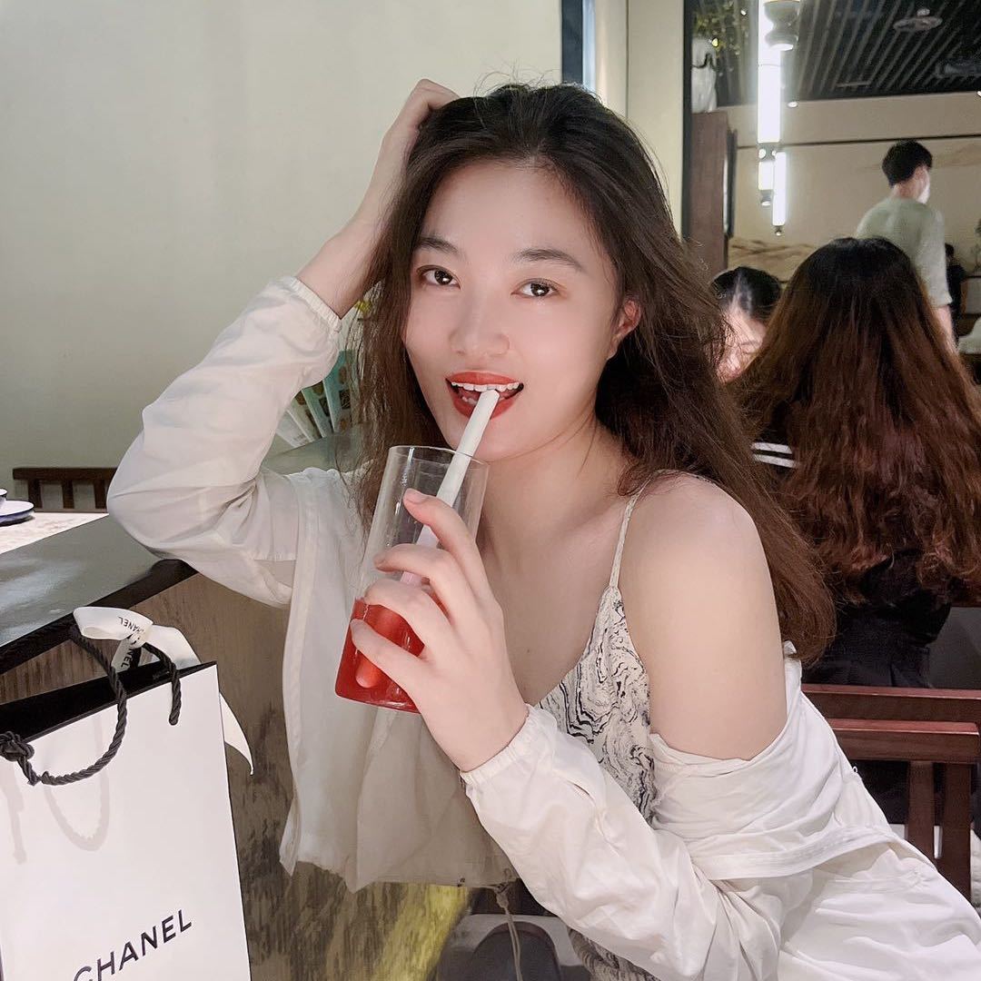 丝巾小美女