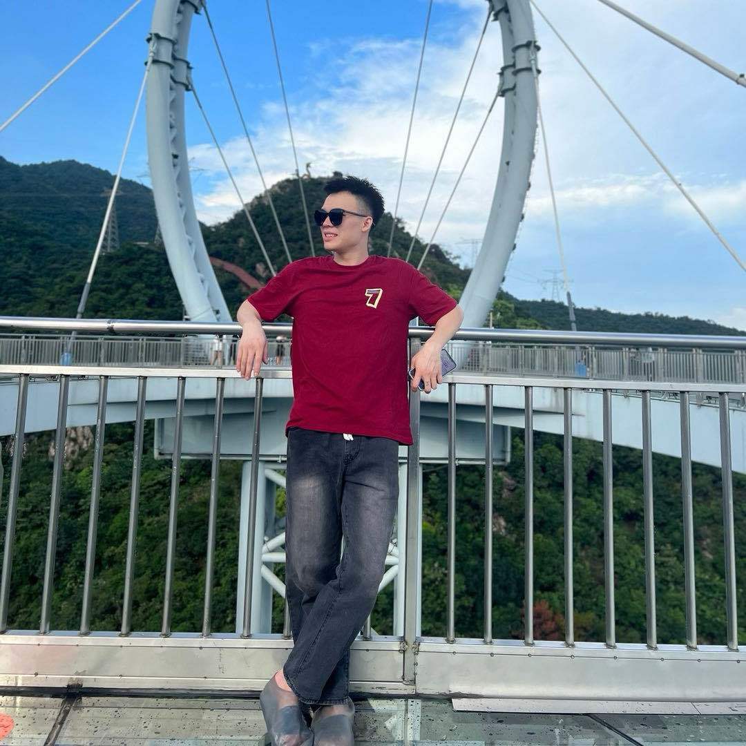 许梓奕.