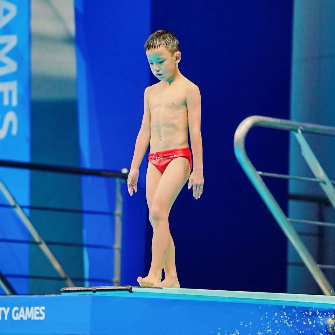 爱跳水的小黄同学