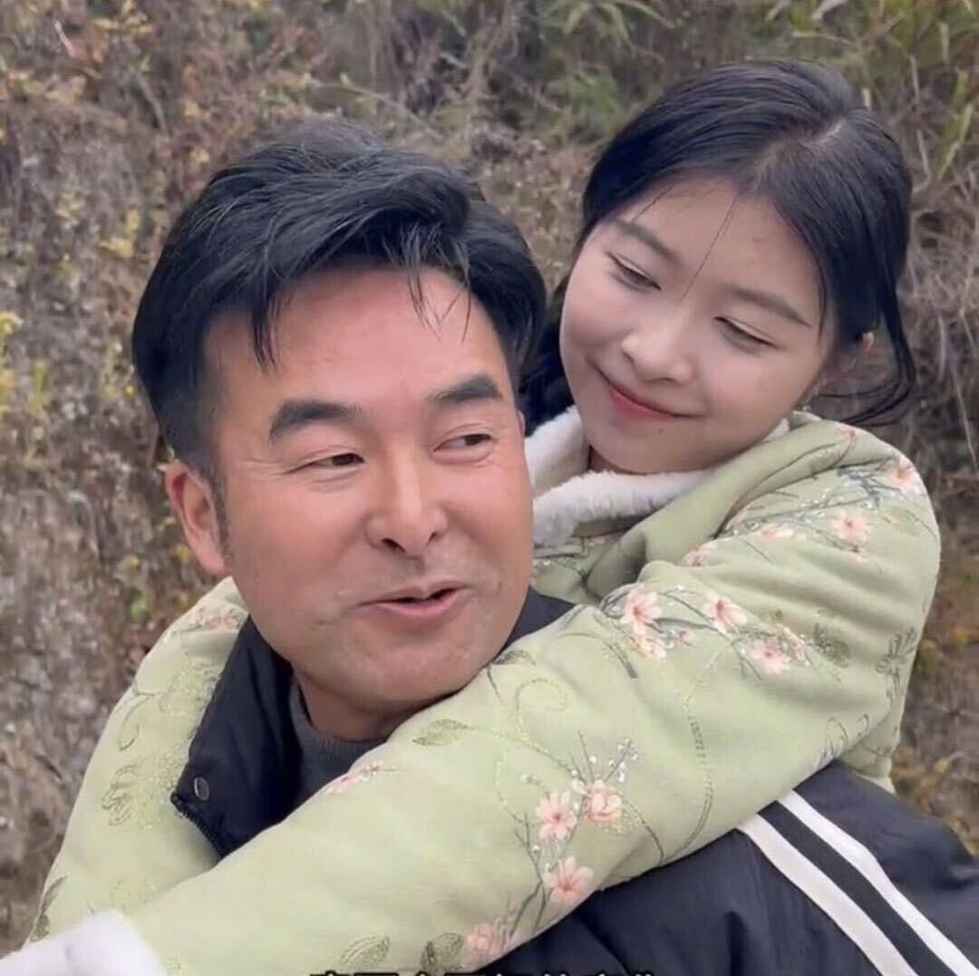 平哥和兰兰一路前行