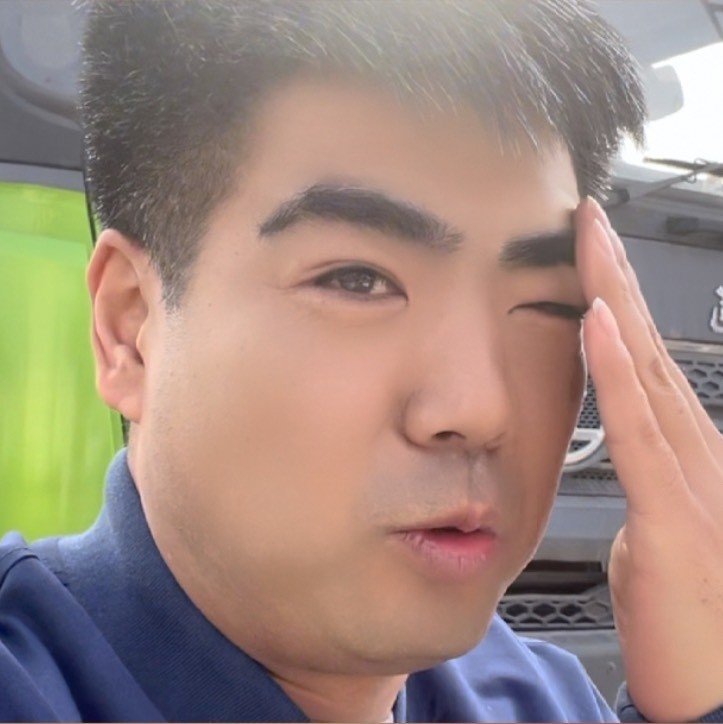 眉毛浓浓的小哥哥