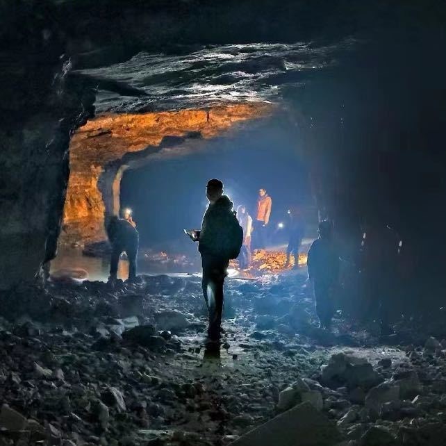 探险男孩在旅行