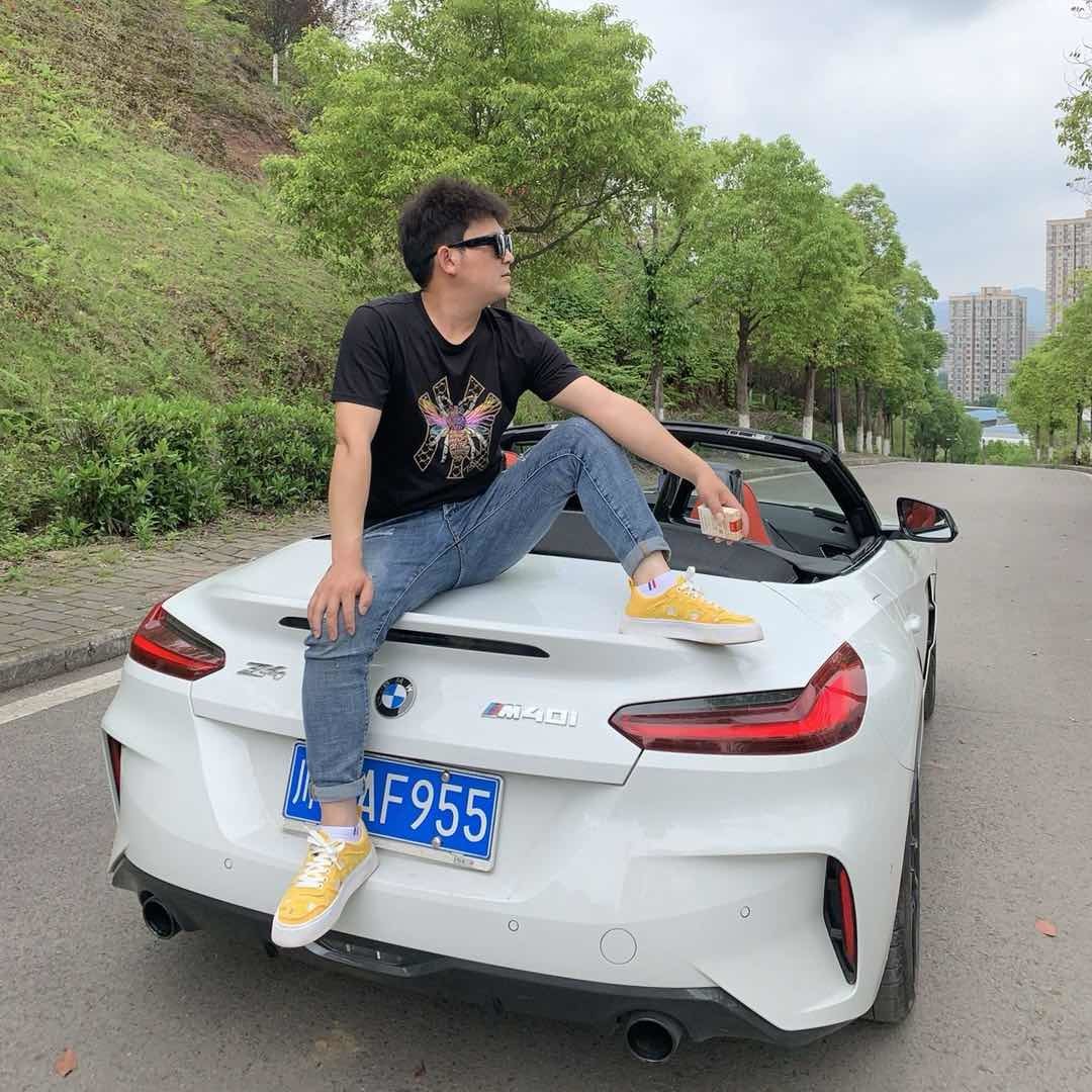 开敞篷的小哥哥
