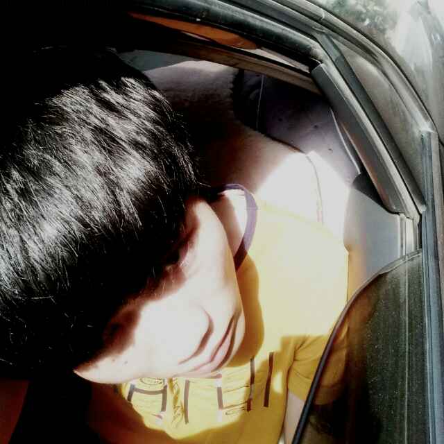 摇头晃脑滴帅小伙