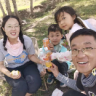 超人妈妈带着两个孩子追光9030