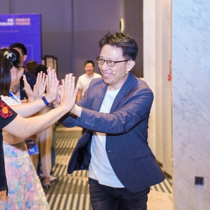 顾均辉来了
