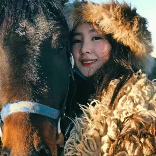 新疆马背少女驰娜尔