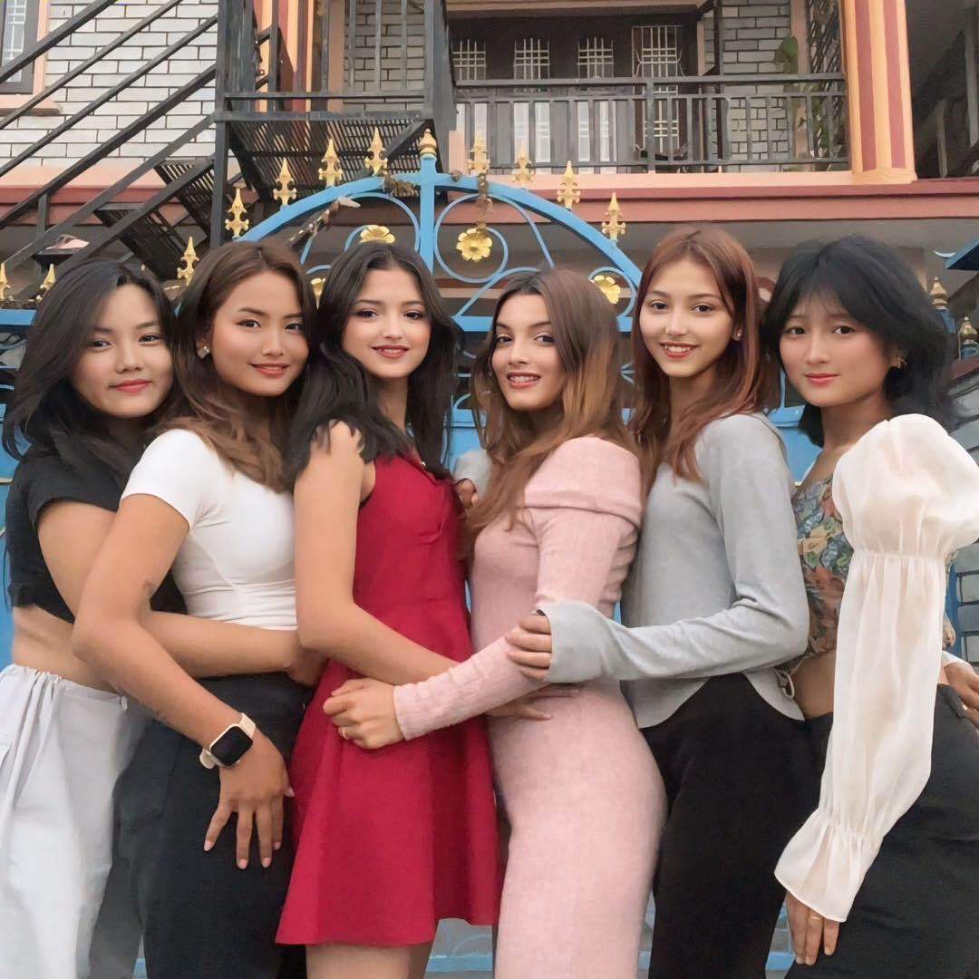 尼泊尔女孩爱跳舞