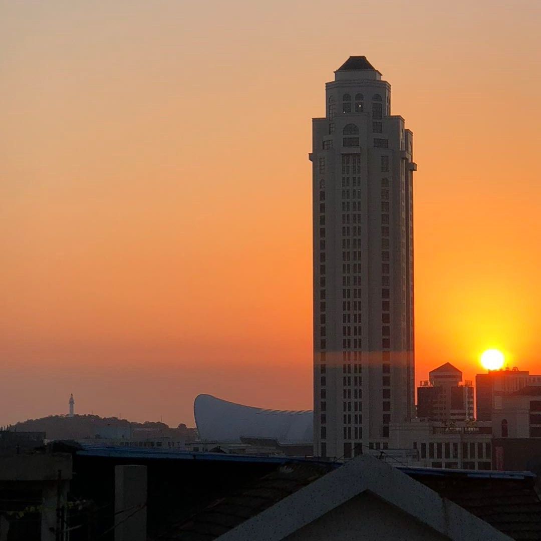 站在西山看大海