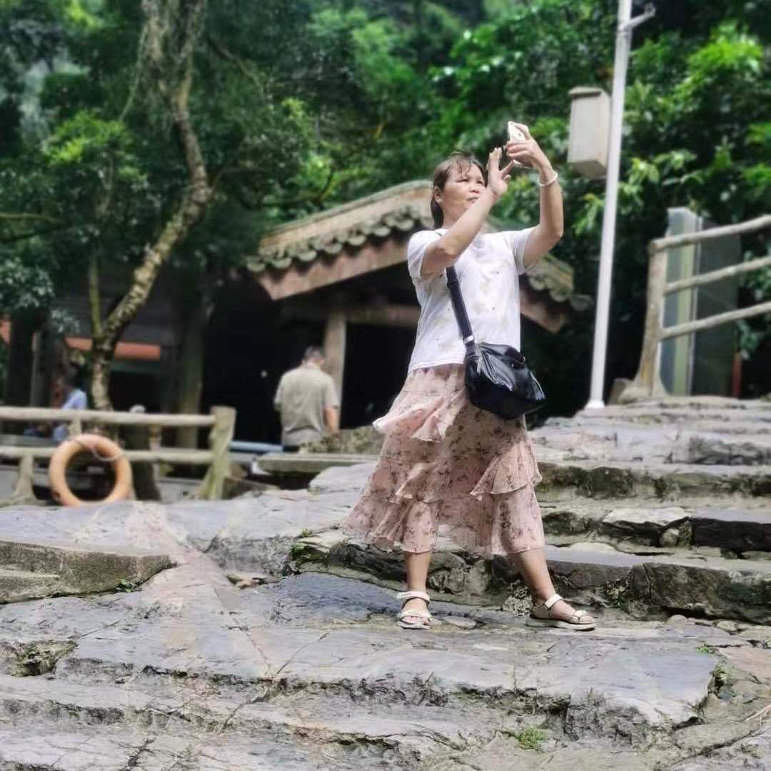 好飘逸服饰妹