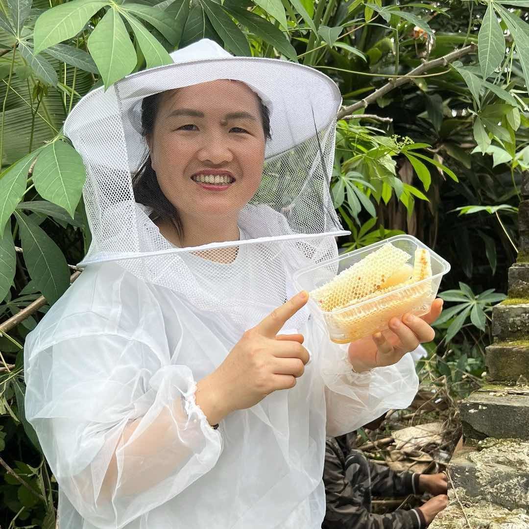 贺仔夫妇养蜂诱蜂