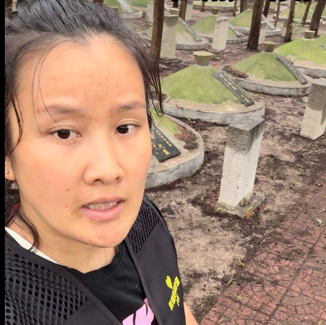 为先烈扫墓小草