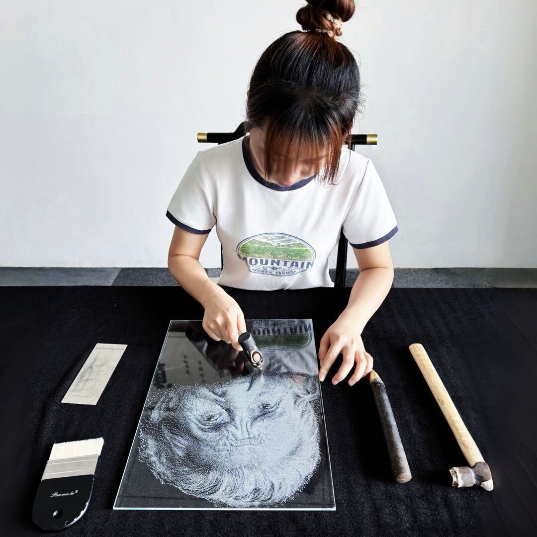 雪儿努力在画画