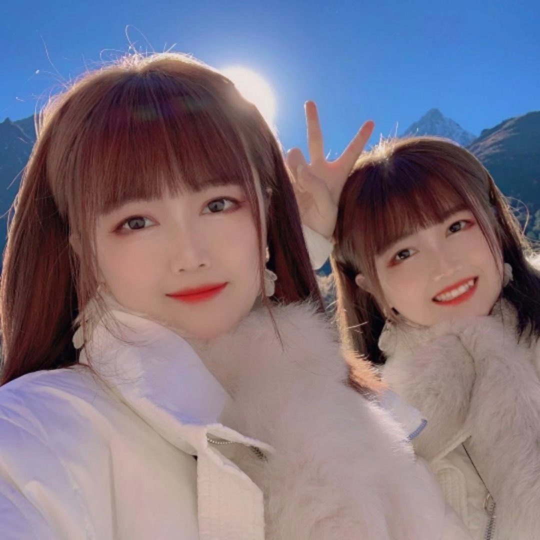 小梅小霞妹妹同款在橱窗里哦