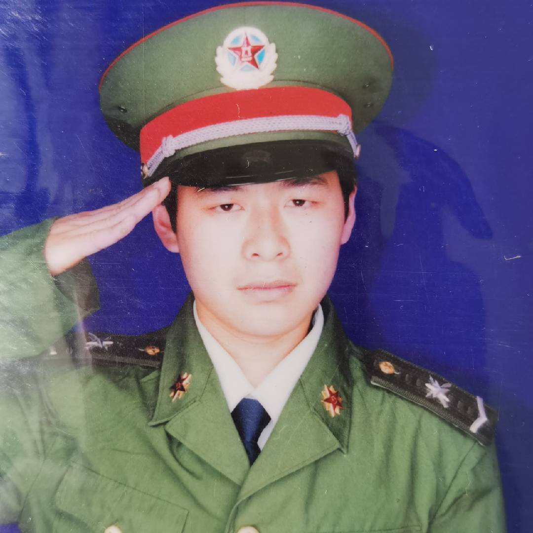 为先烈扫墓张胜