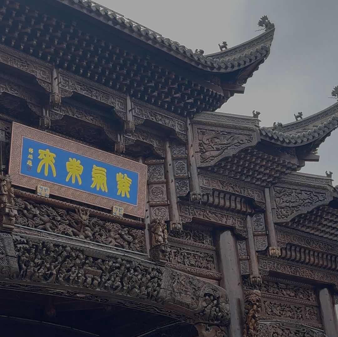 田埂上的守村人