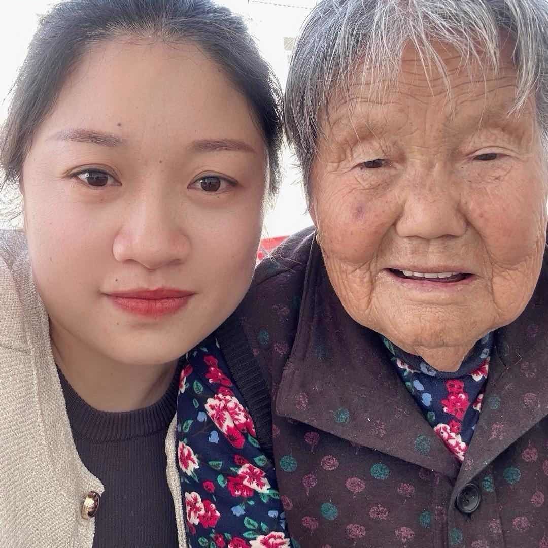 小芳和奶奶在农村