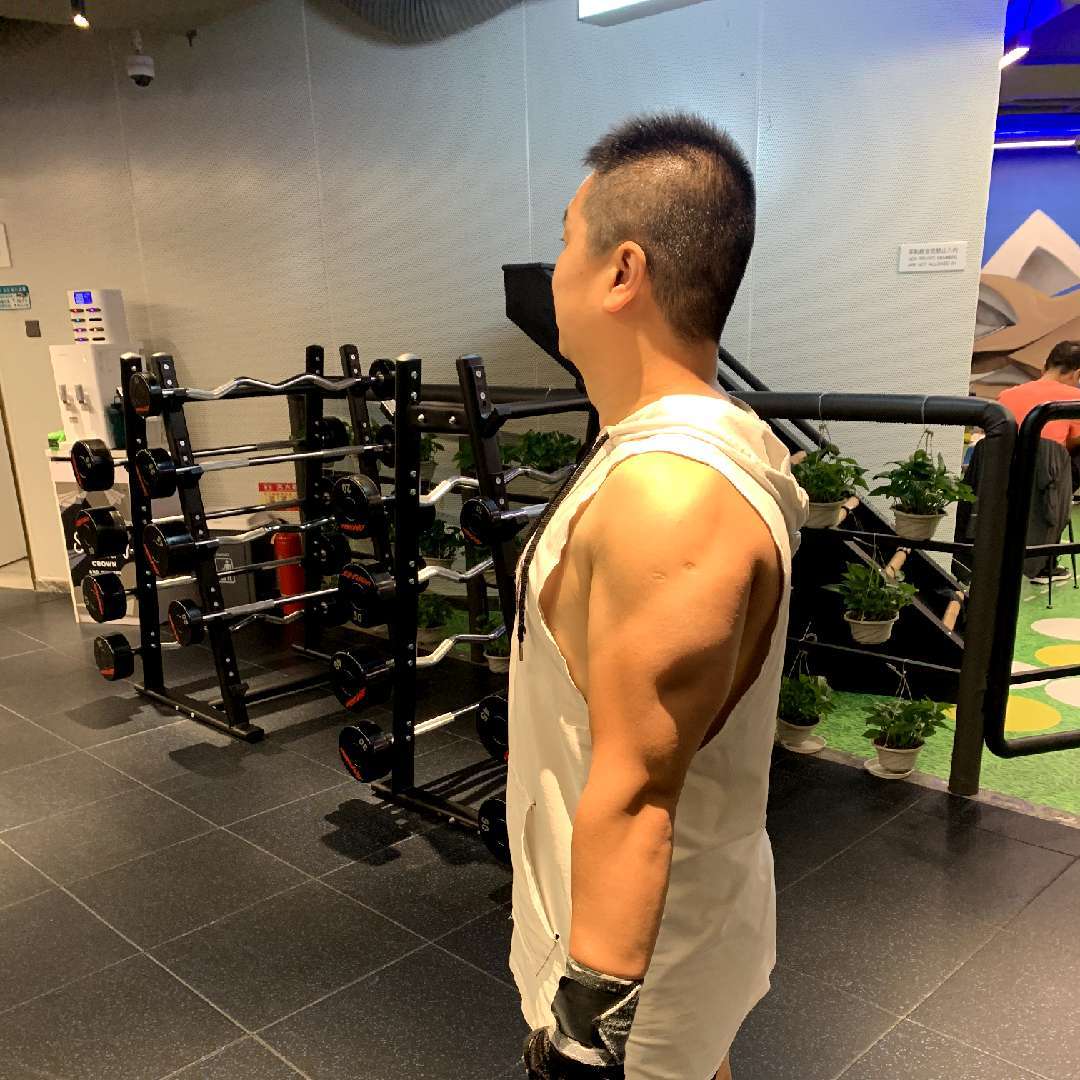 喜欢健身的汽车培训师