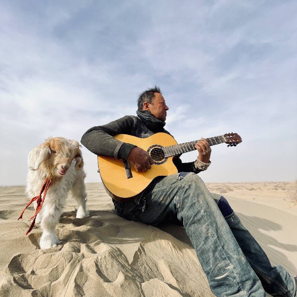 弹吉它的领头羊