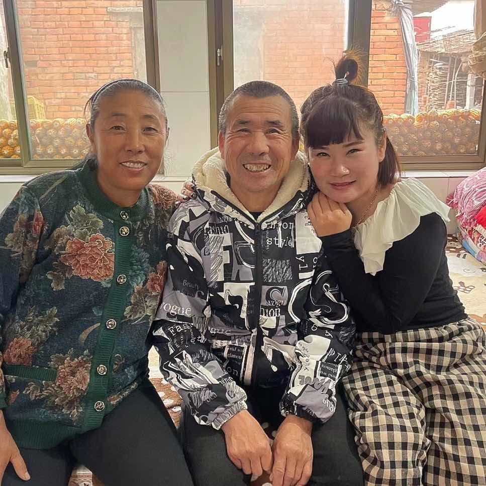 金锁朴实的一家人