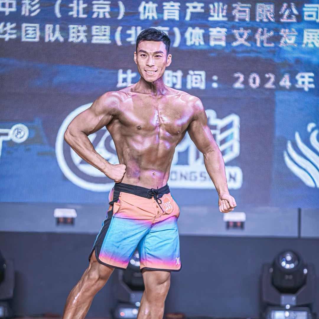 腹肌不对称的强哥