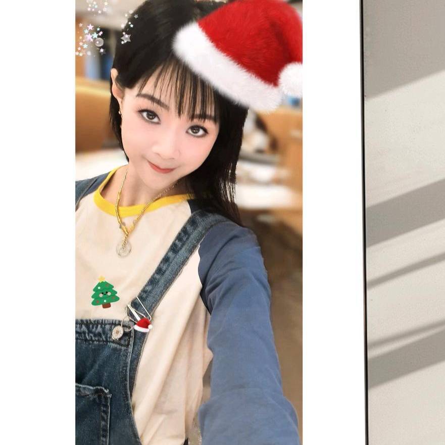 牵着猫咪逛街的公主