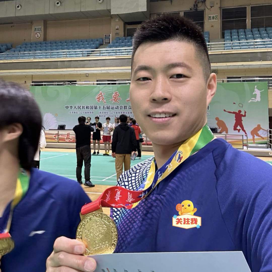 高峰穷玩羽毛球