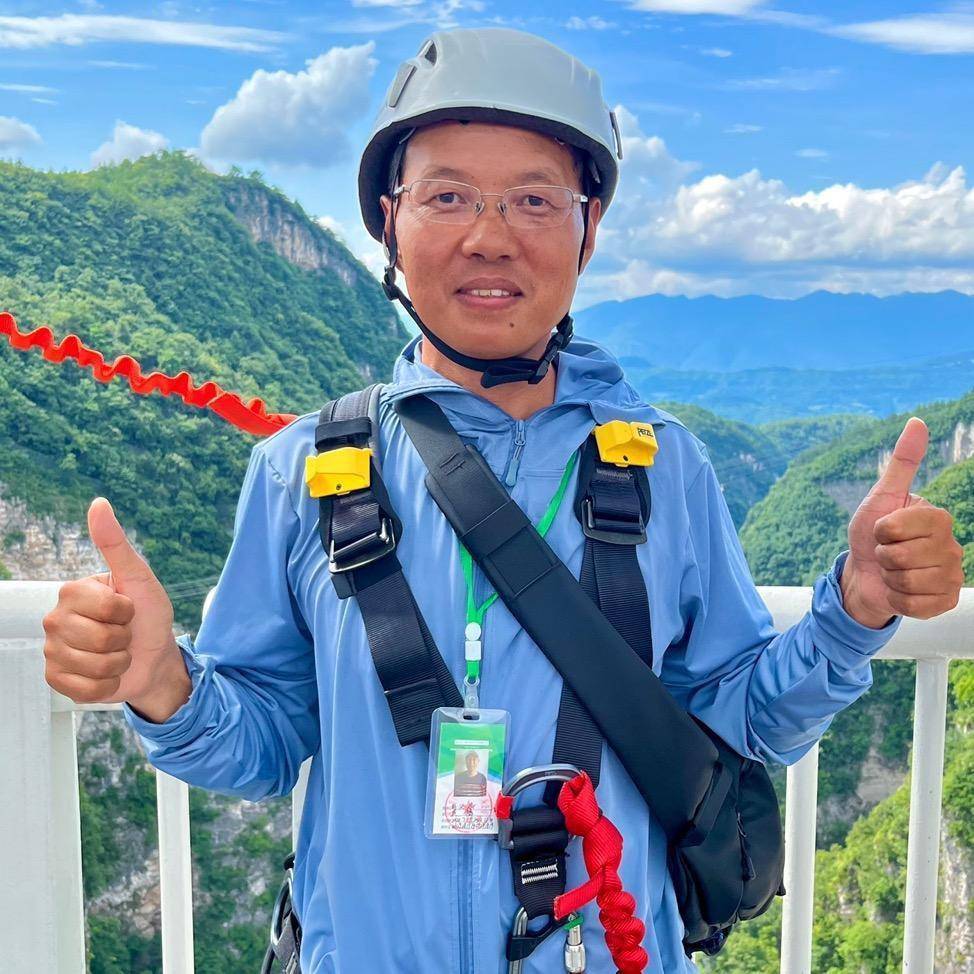 张家界蹦极忠哥