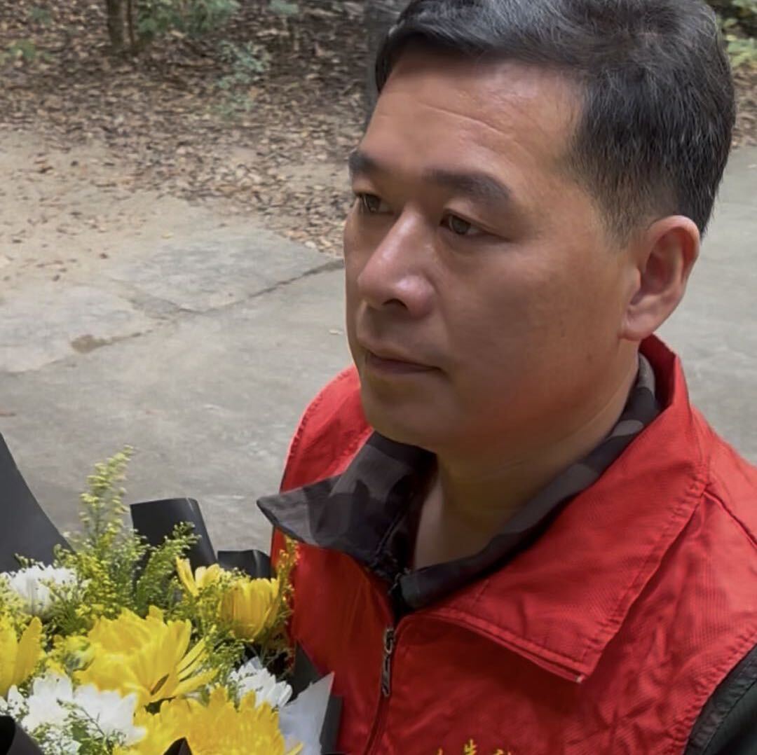 为先烈扫墓张胜