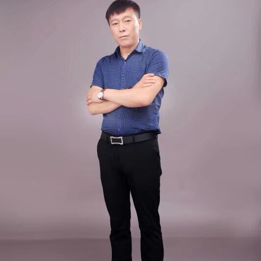 老何一个人很幸福