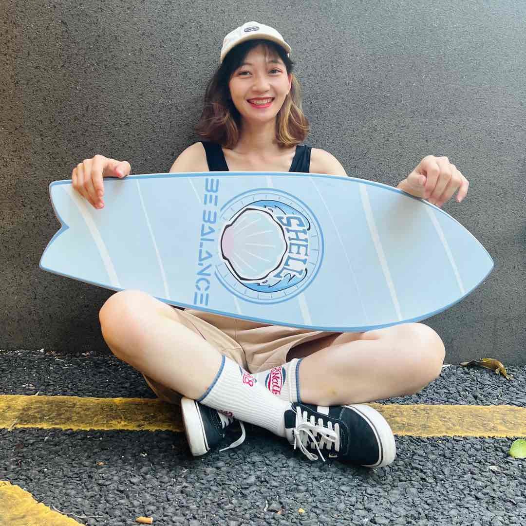 玩漂移板的六月