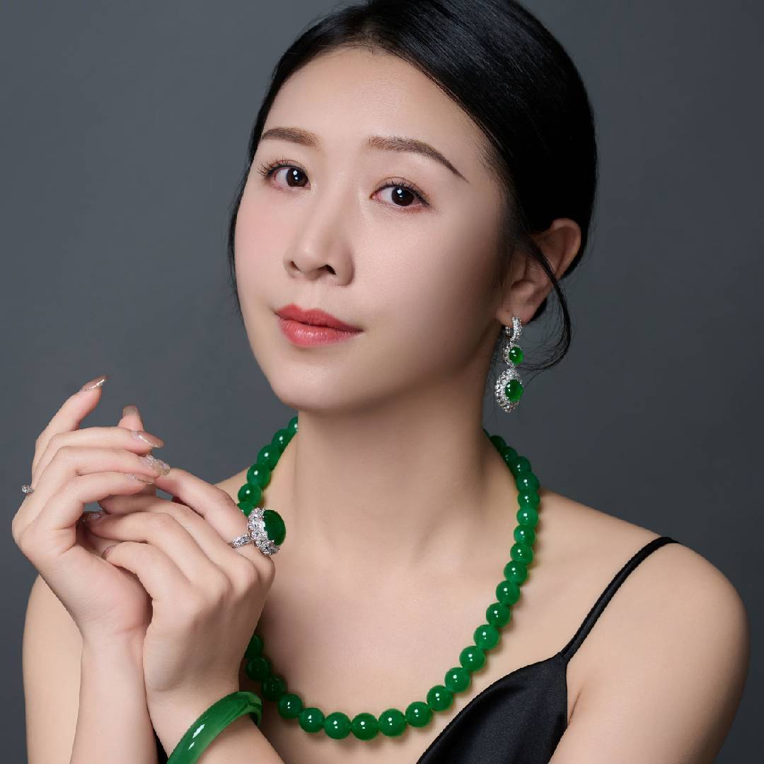 戴美丽的珠宝箱