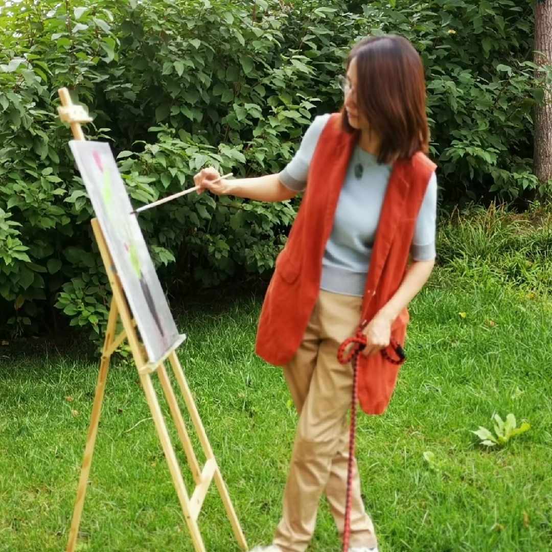 才女画家汤志