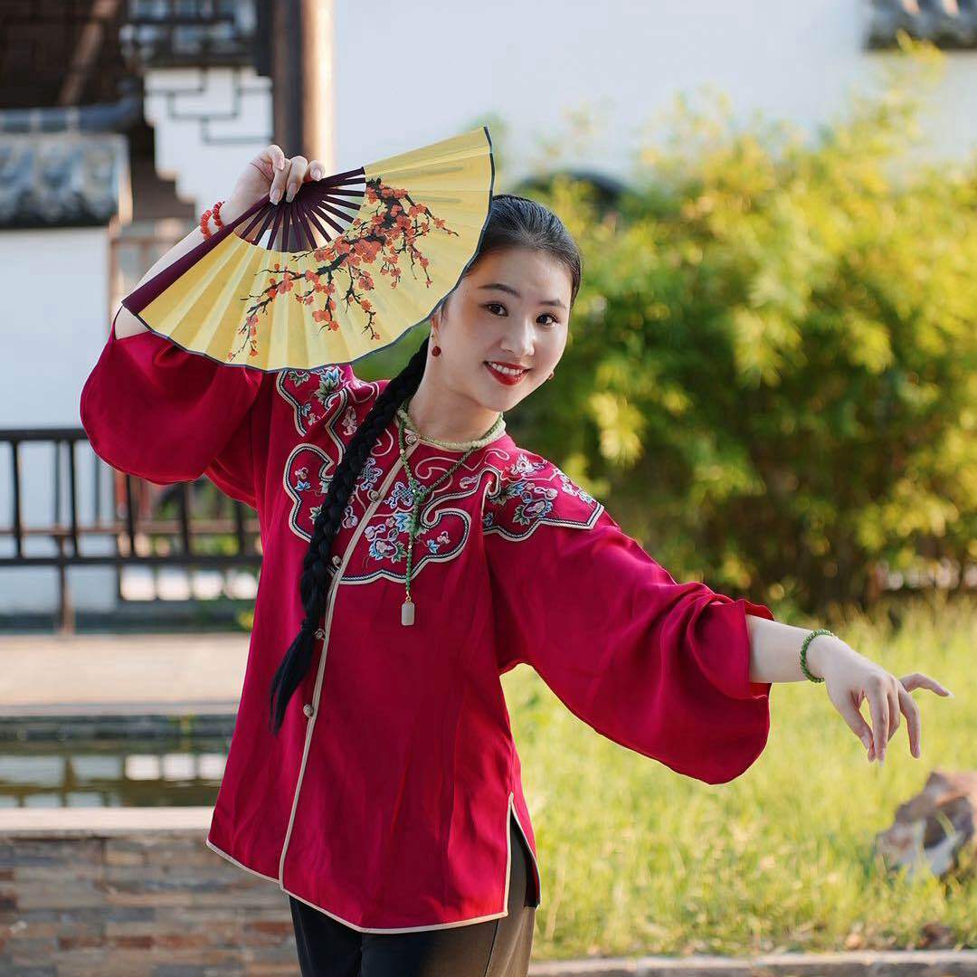 爱跳广场舞的一家人