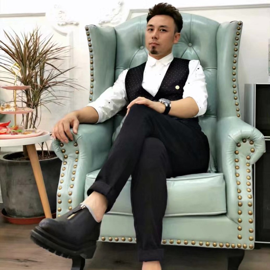 只剪短发的刚哥