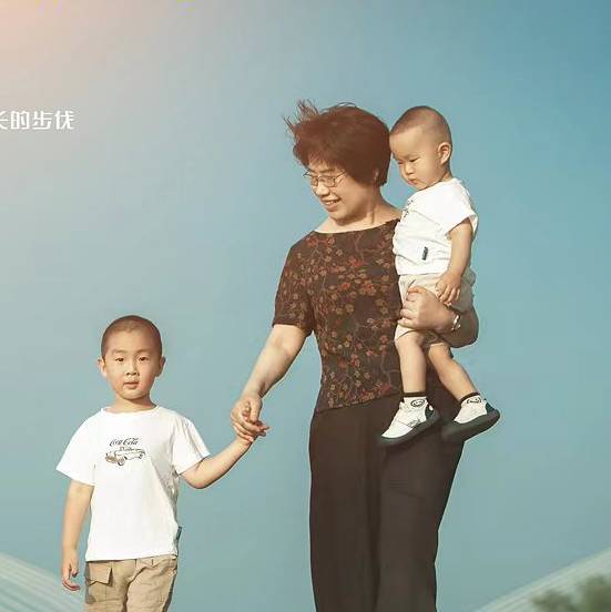 事儿老头和大霞一家人