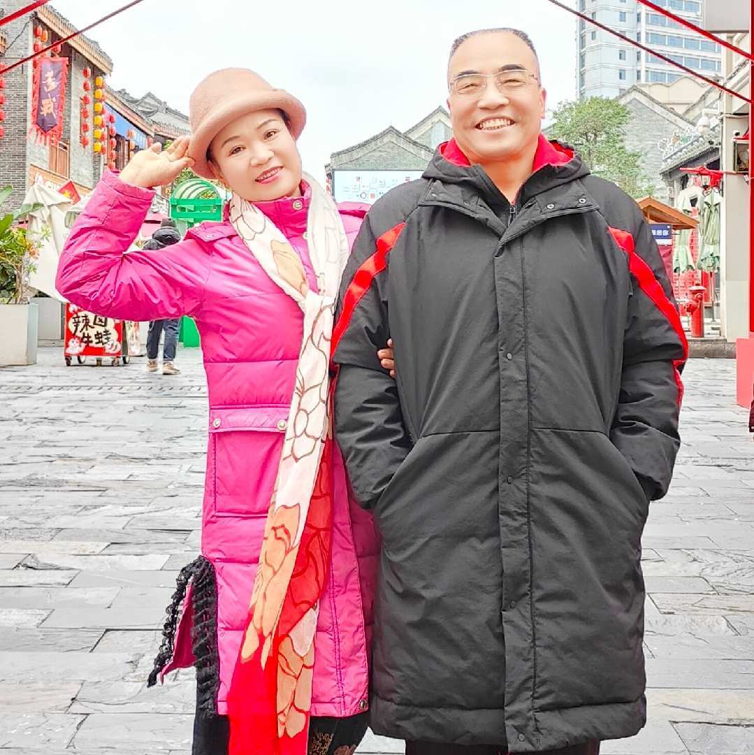 教授夫妻晨舞夜读