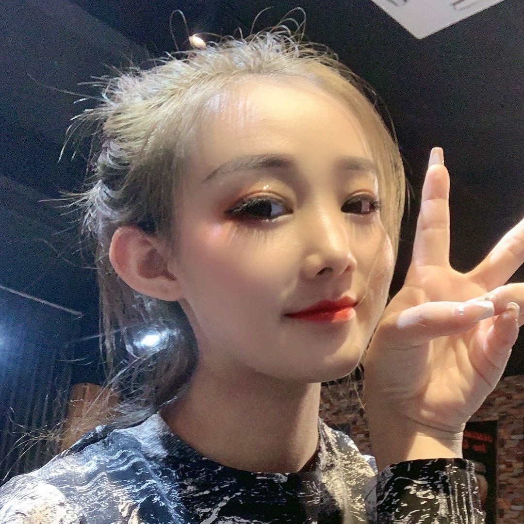小敏比心