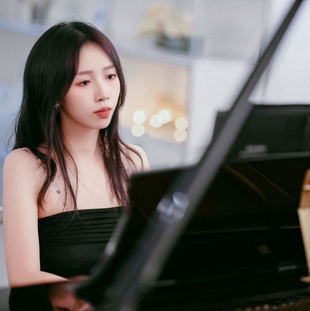 聂聂弹钢琴