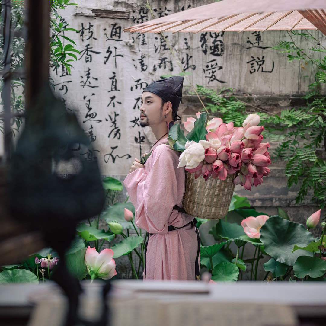 小胡子卖花郎