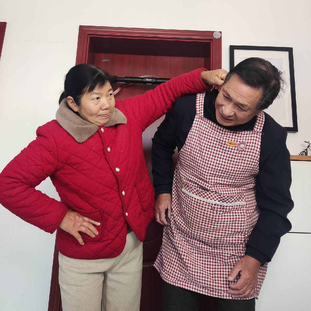 芹菜姐与开心哥