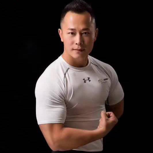 雄鹰广场舞大叔