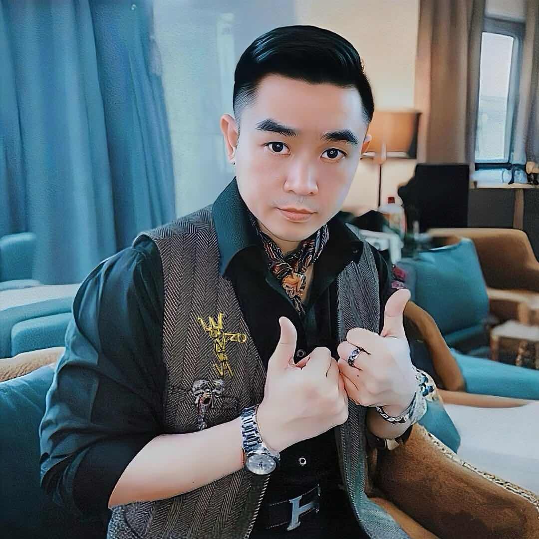 王华忠服饰总设计师