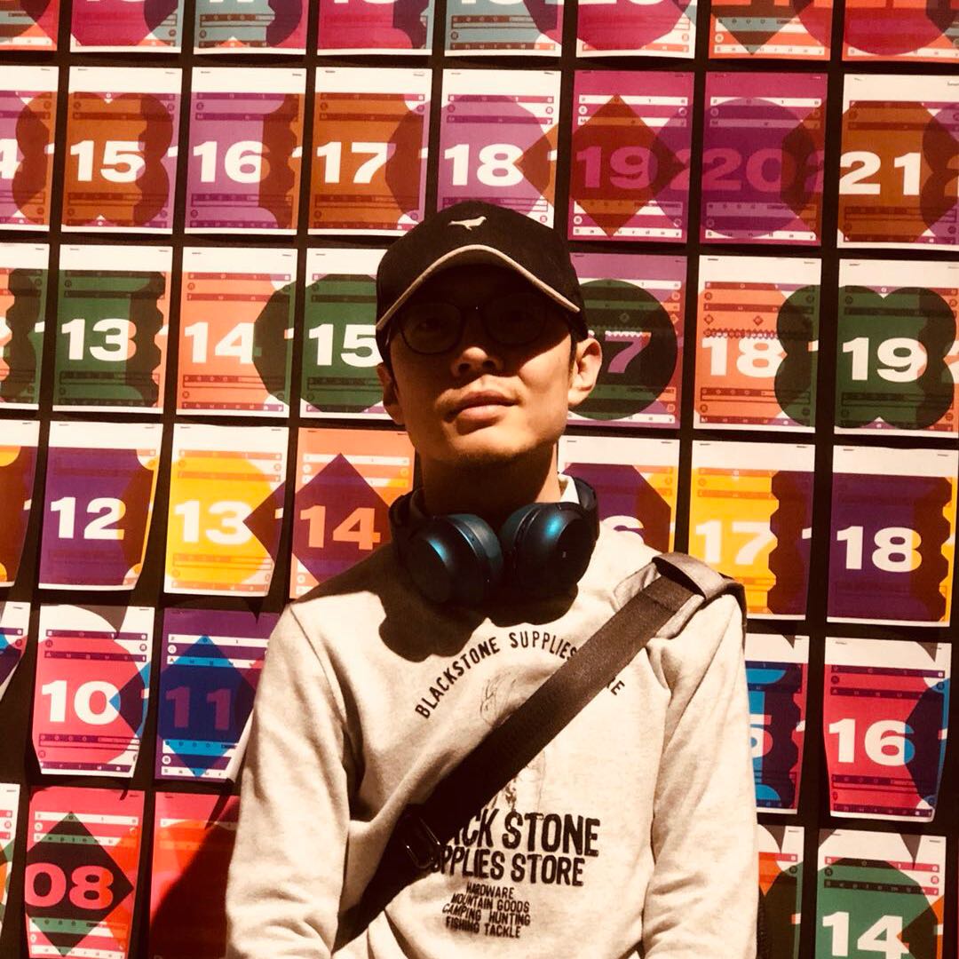 玉树临风美少年，揽镜自顾夜不眠。