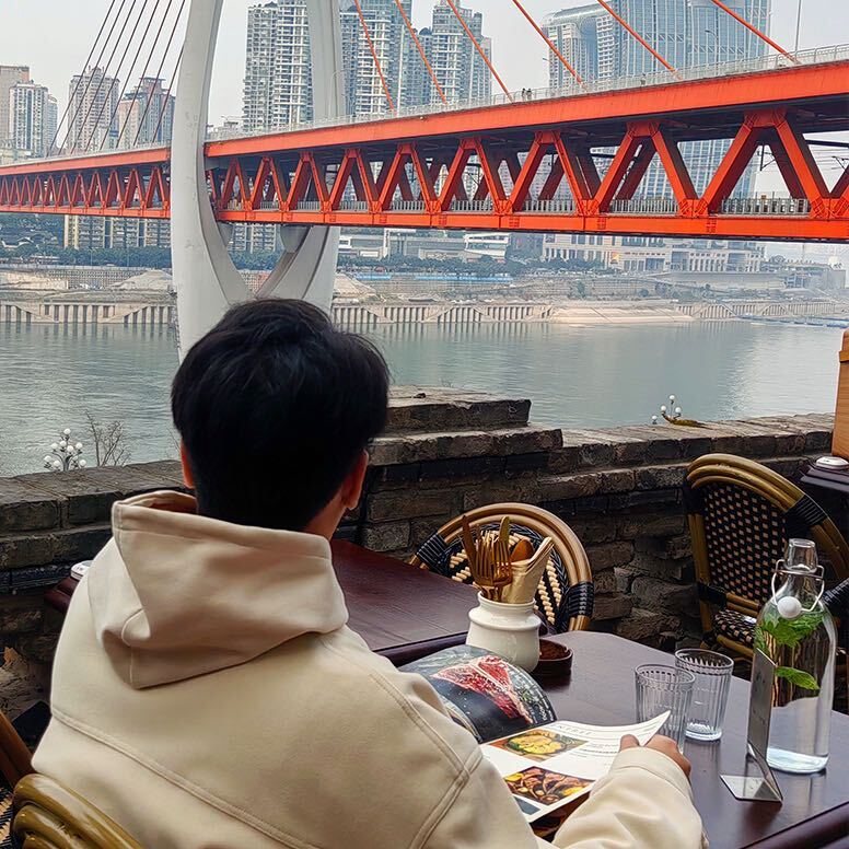 仰望天空的破小孩