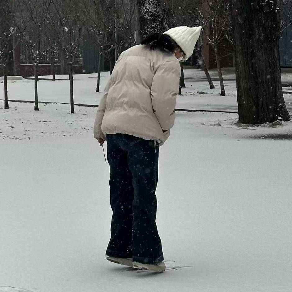 小狗边哭边吃螺蛳粉