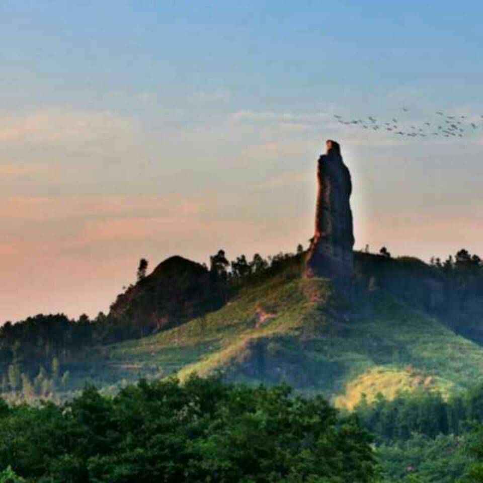 朝霞太阳刚刚从东方升起。