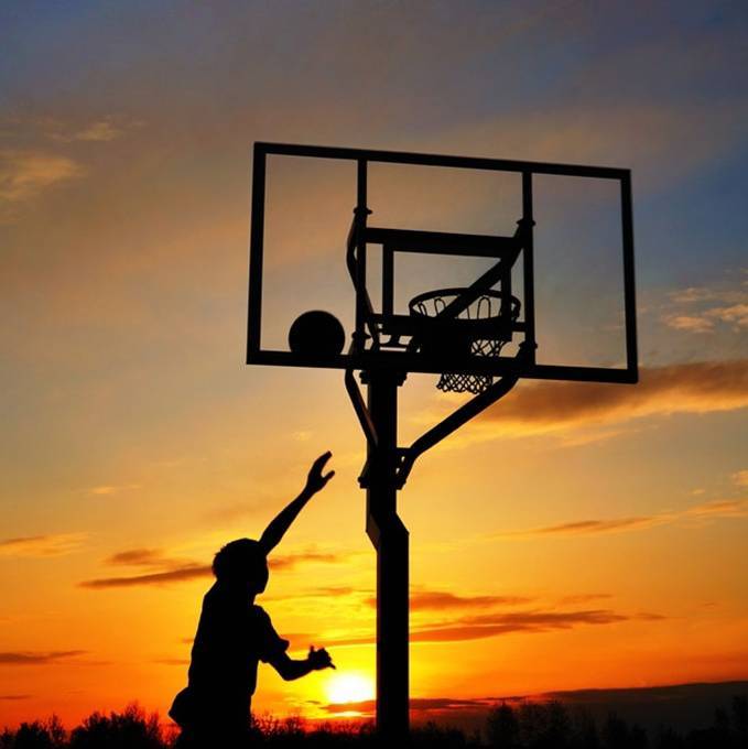 夕阳山顶篮球场