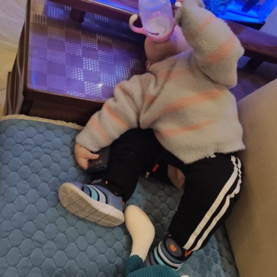 叼着奶瓶上沙发