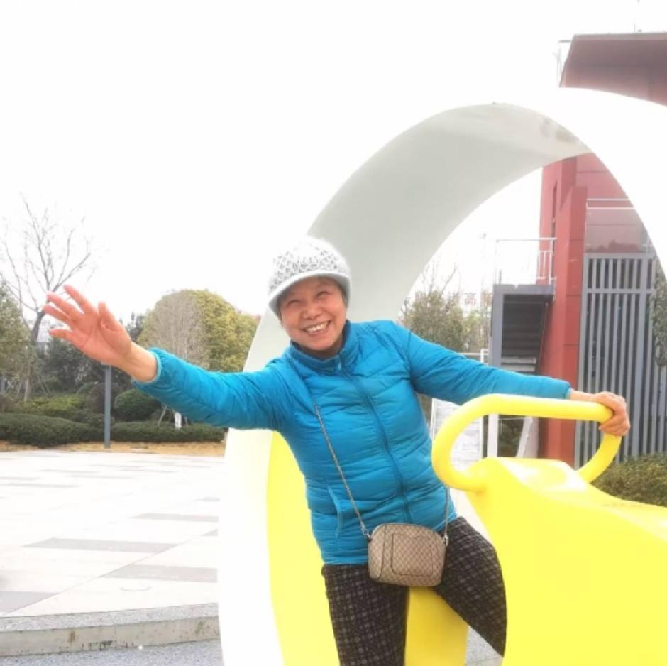 黄利华  学号:43号 昵称:黄丽华